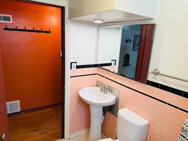 Photo - Furnished One Bedroom Near Hospitals Unit Furnished One Bedroom