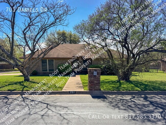 Building Photo - 701 Daniels Dr