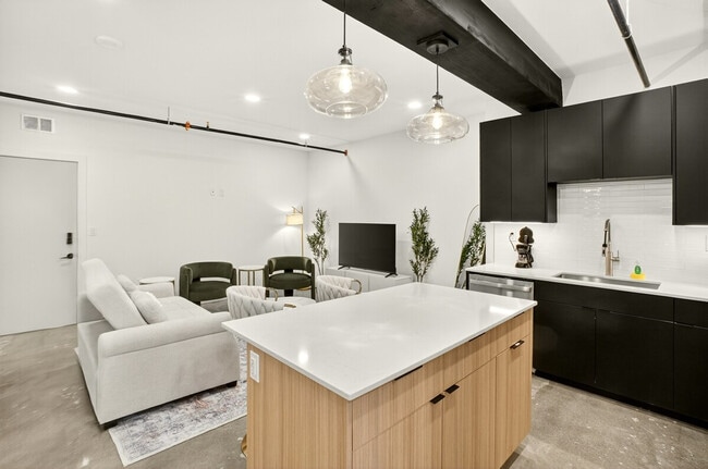 Building Photo - 115 W 5th St Unit ID1322462P