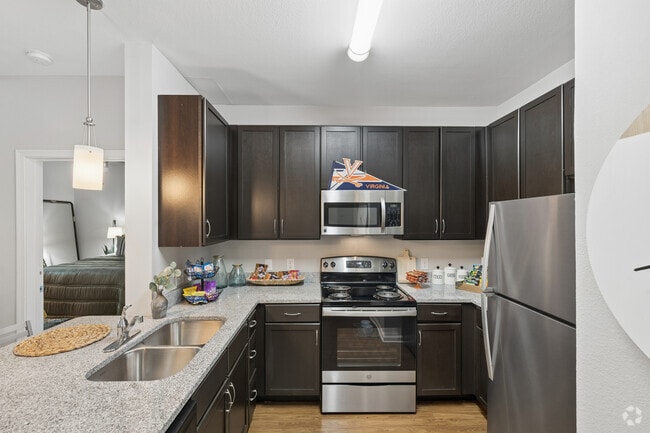 2BR, 2BA - 921SF - Kitchen