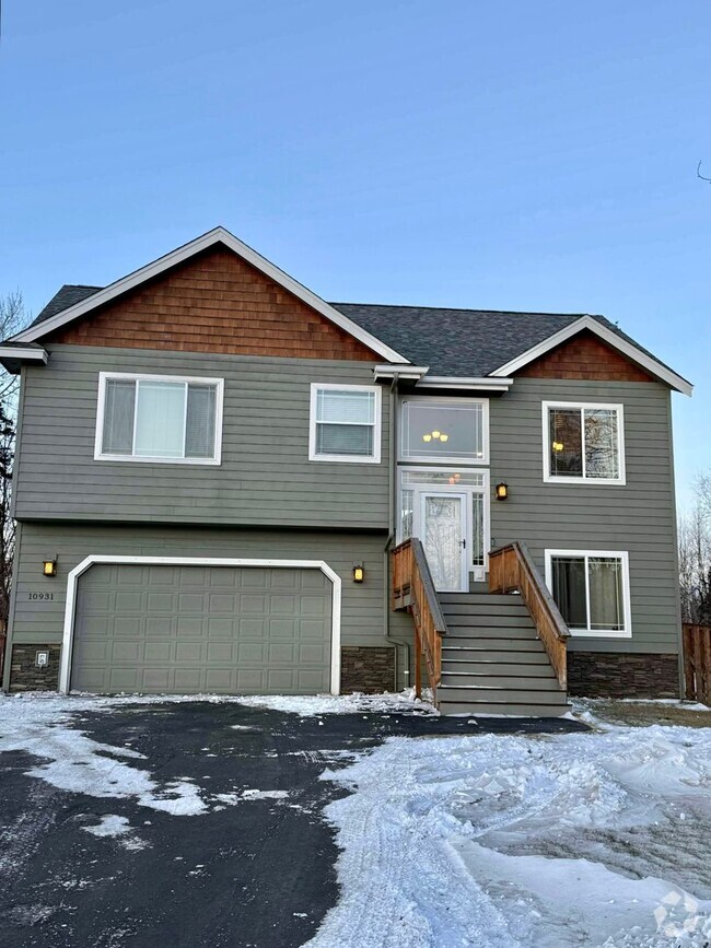 Building Photo - Beautiful Equestrian Acres Home!