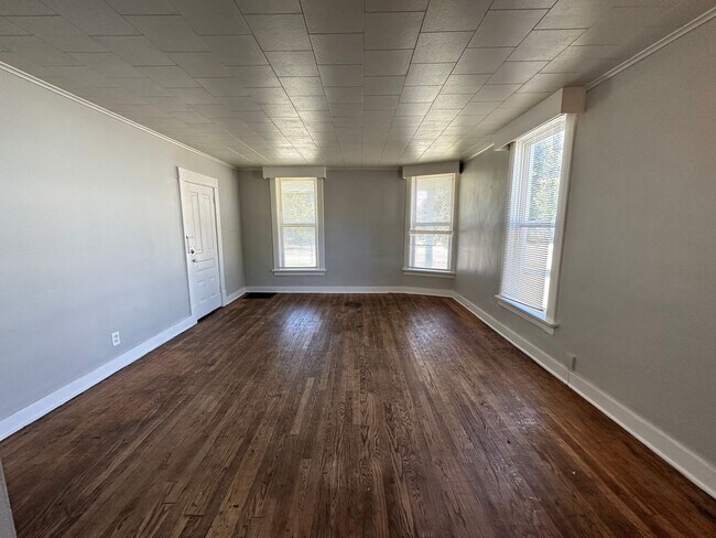 Photo - 852 College Ave NE