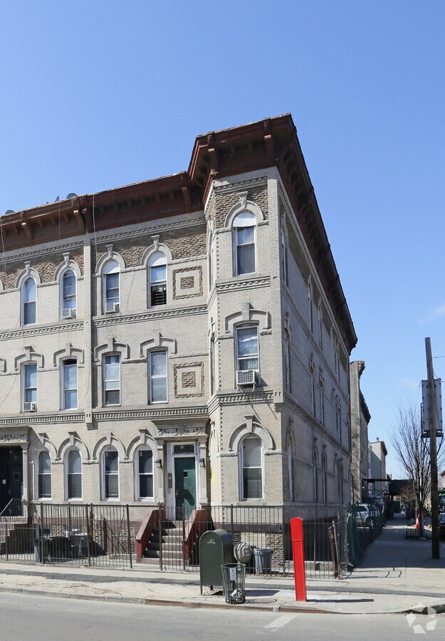 Photo - 82 Saratoga Ave Apartments