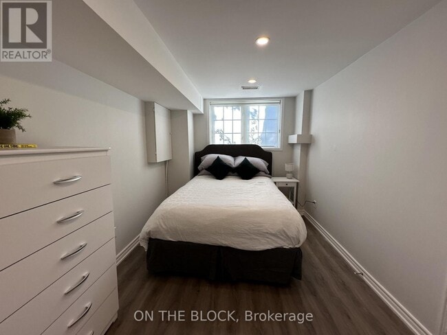 Photo - 49 Leslie St