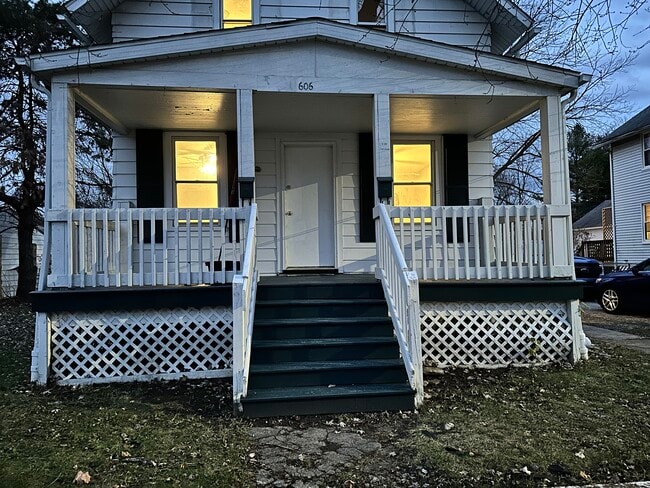 Photo - 606 W 5th St