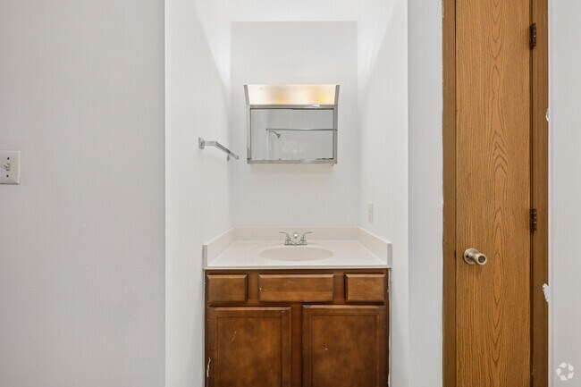 3BR, 2BA - 1,040SF - Second Bathroom