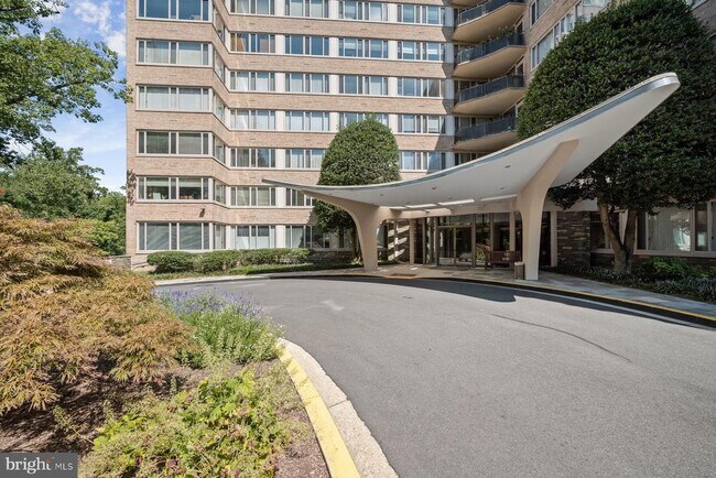 Photo - 4101 Cathedral Ave NW Unidad 910