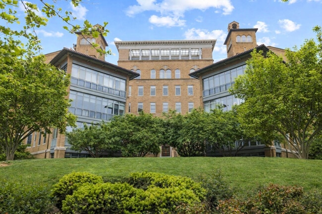 Building Photo - 2425 L St NW