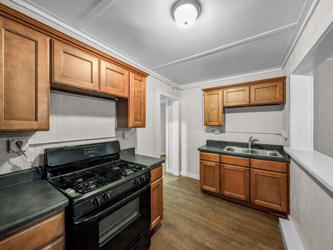 Photo - 208 E Graham St