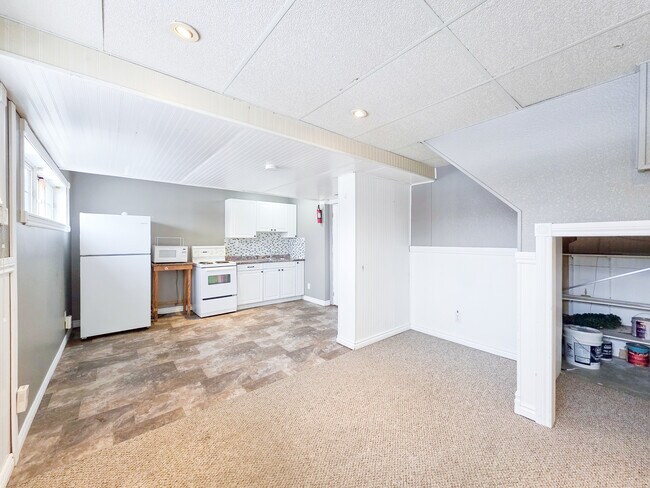 Photo - Bright & Spacious Basement Apartment! (2+Den, 1 Bath) Unité BSMT