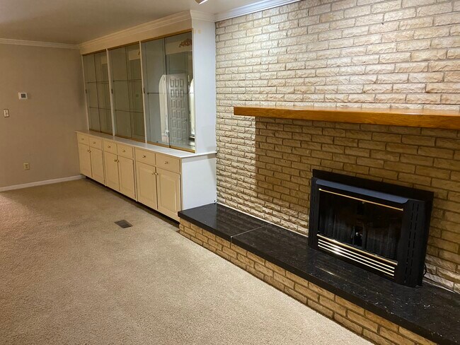 Photo - 164 College St