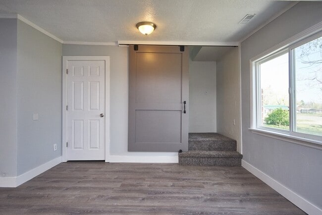 Photo - 325 W Apple St