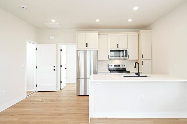 Building Photo - A Rare Find In Belmont - Brand New Apartme... Unit Belmont Ave 919 #A