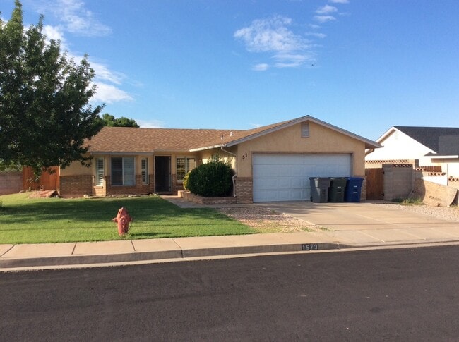 Building Photo - Charming 4 bedroom!