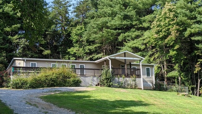 Building Photo - Beautiful 3 Bedroom 2 Bath Home in quiet r...