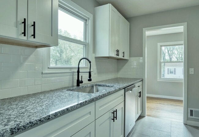 Building Photo - 1012 N 77th Ave