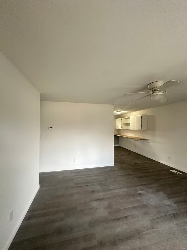 Living room - 991 Deerfield Ct