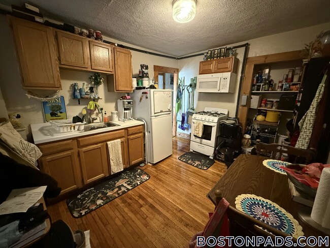 Building Photo - 100 River St