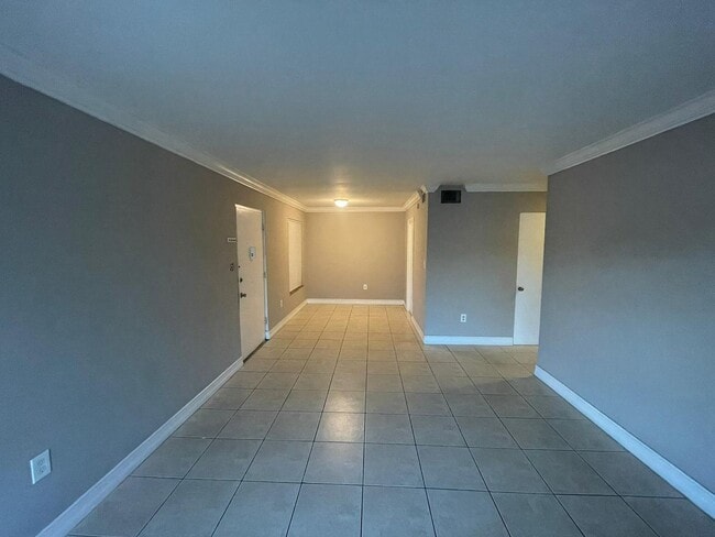 Building Photo - Green Tee - # 207 Unit 1
