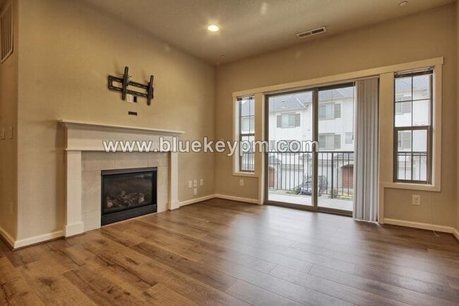 Photo - 2 Bed, 2.5 Baths Tri-Level Townhome with Open Office in Sherwood