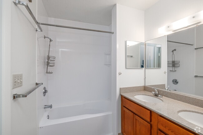 2BR, 1.5BA - 1,300SF - Bathroom