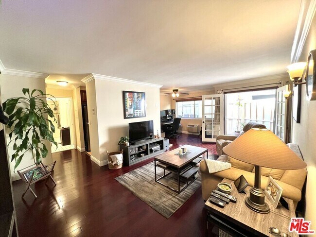 Photo - 525 N Sycamore Ave Condo Unit 202