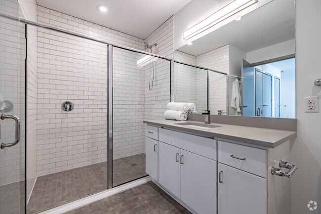 1BR, 1BA - 816SF - Primary Bathroom