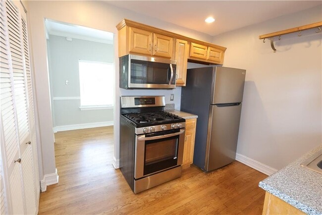 Photo - 285 Oxford Pl NE