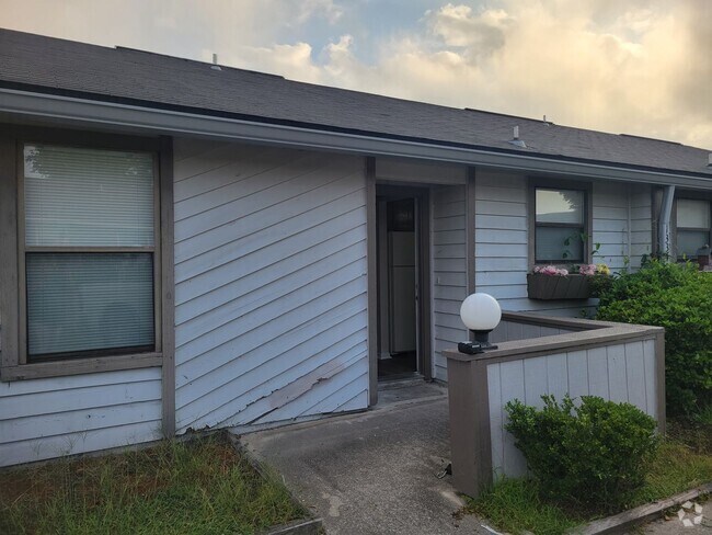 Building Photo - $1200 - 2/2 - Jefferson Square Apartment -...