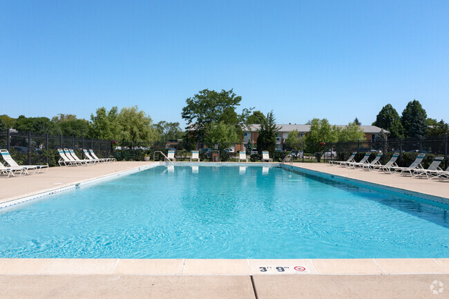 Pool - Park Ridge Commons Apartments