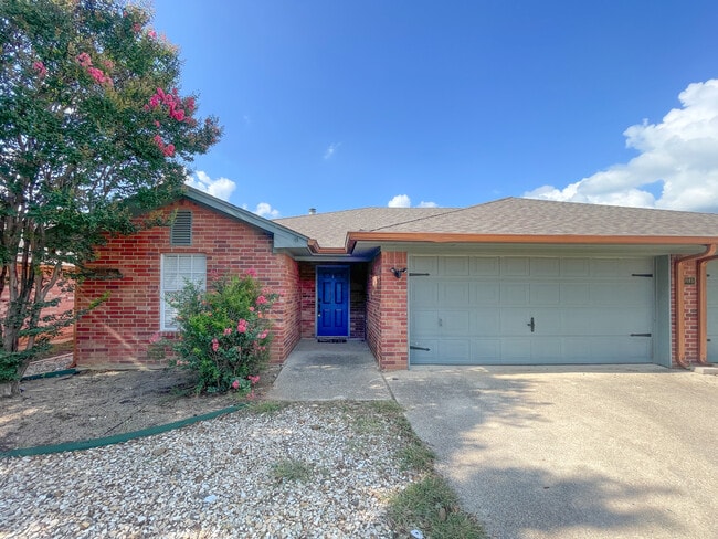 Building Photo - 10145 Valencia Dr