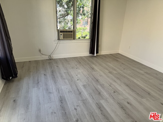 Photo - 243 N Swall Dr