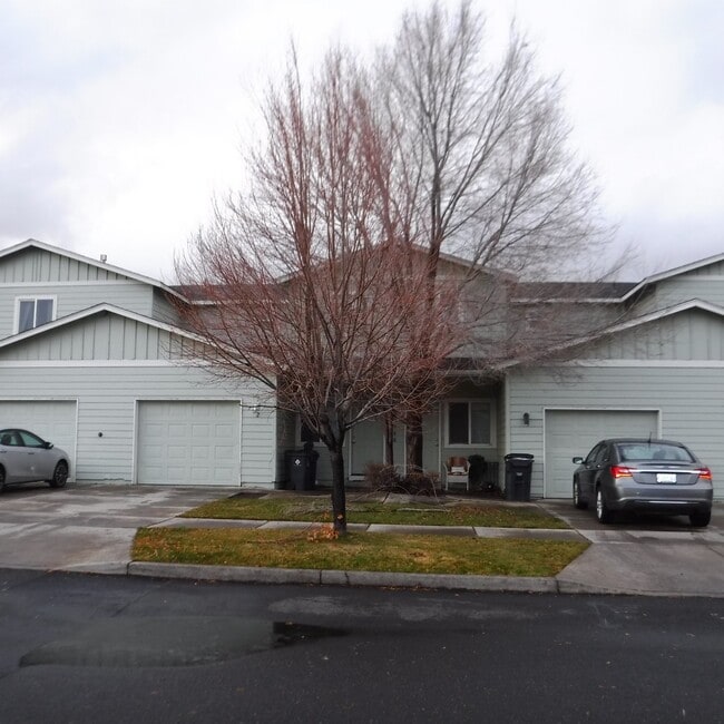 Building Photo - 2 Bed/2.5 Bath Unit 2