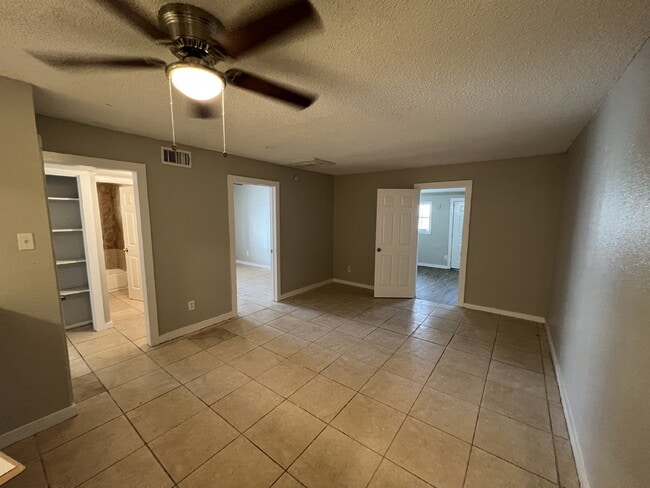 Two Bed/1 Bath, Close to Downtown - Two Bed/1 Bath, Close to Downtown Apartment Unit 4