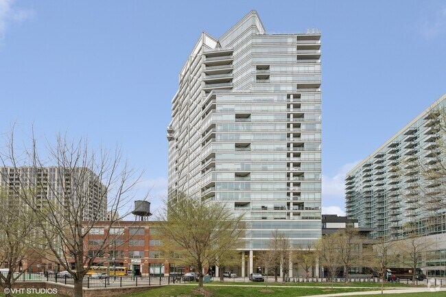 Building Photo - 510 W Erie St Rental