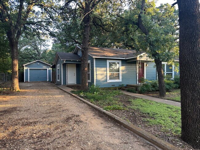 Photo - 1213 Lindsey Street