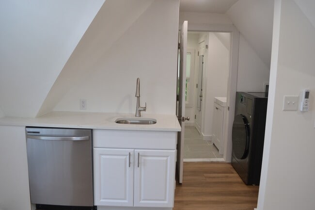 Photo - 436 Cornelia St Unidad Charming 1-Bedroom Top-Floor Walk-Up