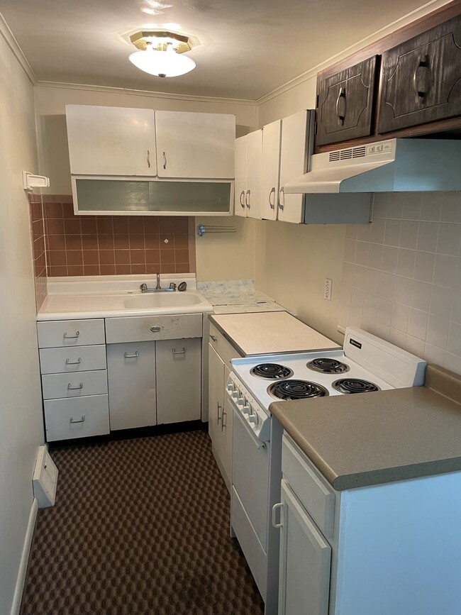 Kitchen - 16 Glenn St Unit Apt A