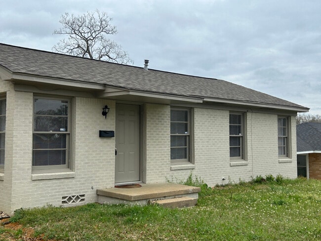 Building Photo - 1118 Woodley St