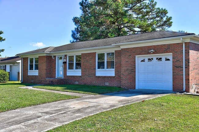 Photo - 3 BDRM / 2.5 BATH with FENCED BACKYARD - WINDSOR WOODS!