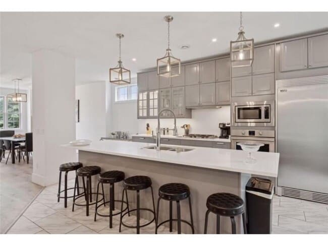 Photo - 1032 Gardner St E