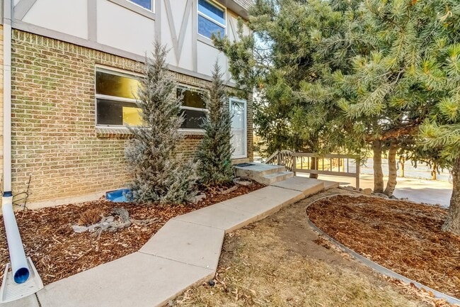 Building Photo - 5004 E Hinsdale Pl