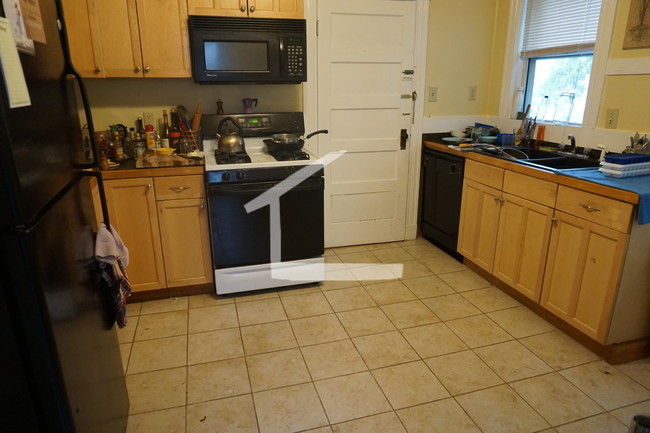 Building Photo - 671 Washington St Unit 2 Rental
