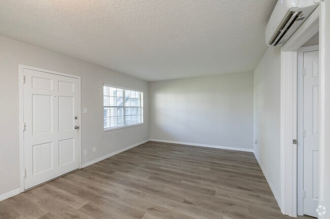 1BR, 1BA - 540SF - Living Room - Tara House West Apartments