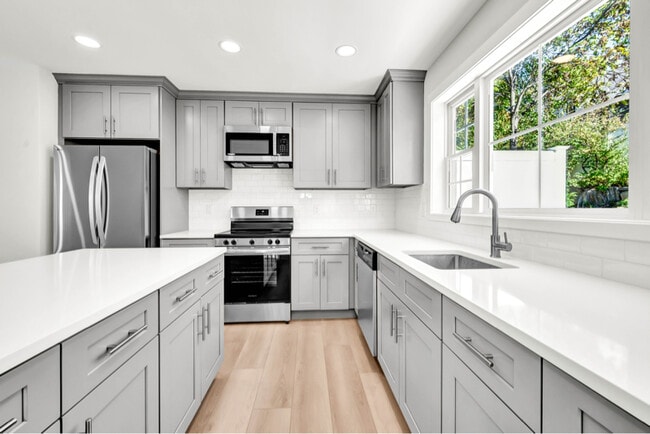 Photo - 670 E Main St