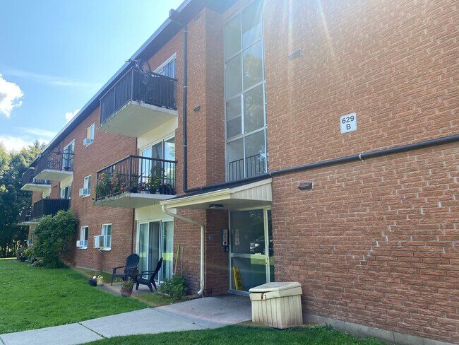 Building Photo - Hibiscus Gardens Apartments