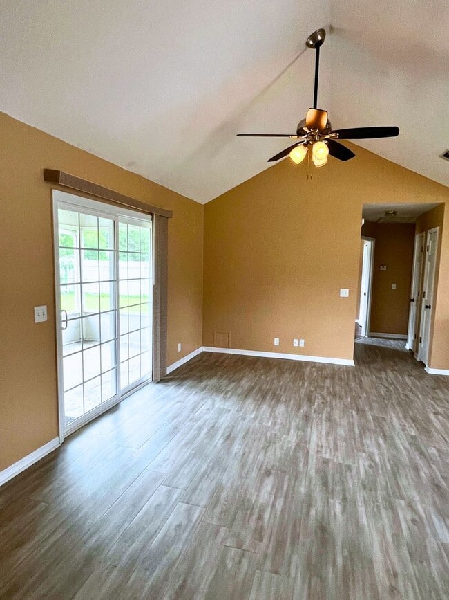 Photo - 4/2 with fenced in yard!