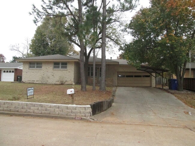 Building Photo - PRELEASING for Mid-July 2026! (3) Bed/(1.5) Pet Negotiable!