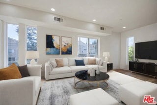 Photo - 10801 Kling St