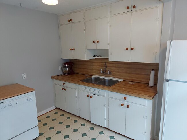 Photo - 2219 Bowness Rd NW Unité Main Floor Suite